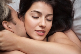 欧美情侣相拥而眠摄影图片